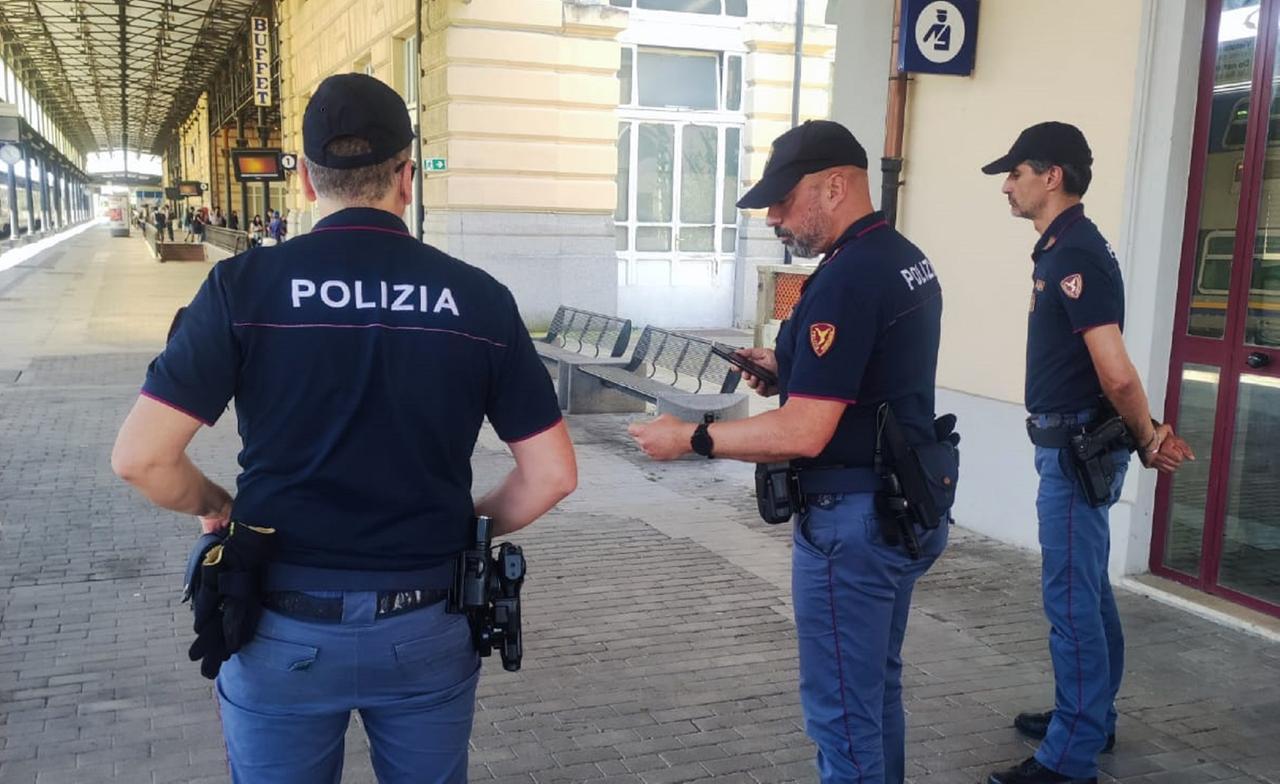 
	Agenti della polizia ferroviaria di Livorno (foto d'archivio)

