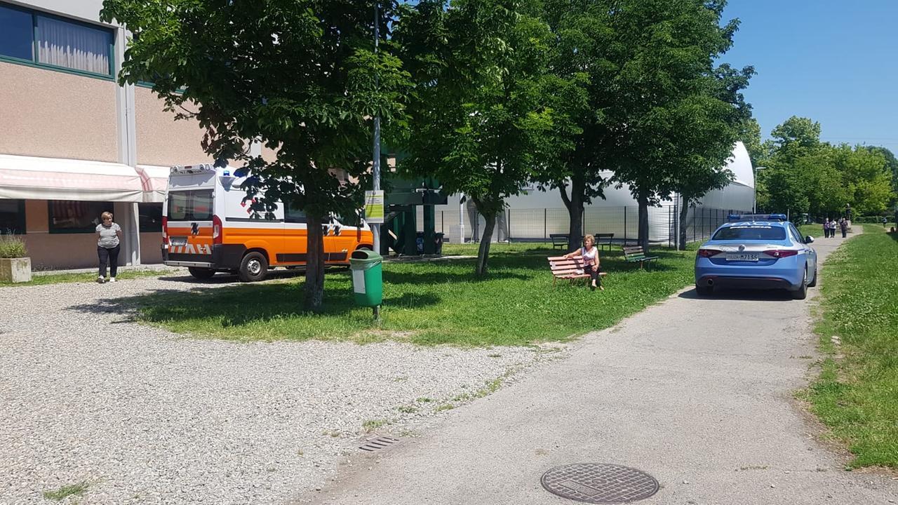 Malore dopo la partita di padel, muore un 63enne