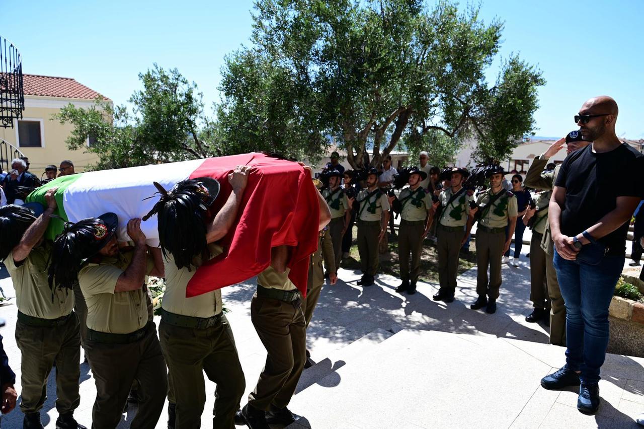 A Sant’Anna Arresi il funerale di Stefano Pistis, militare morto sulla 131