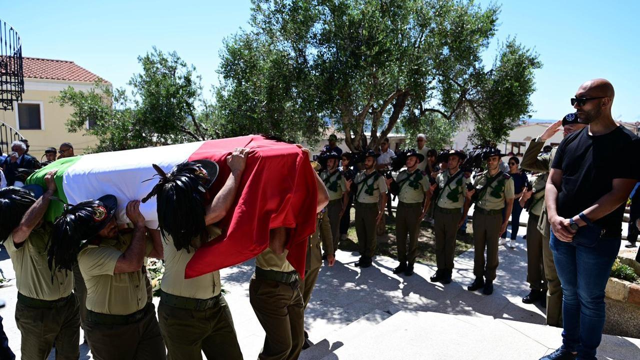 A Sant’Anna Arresi il funerale di Stefano Pistis, militare morto sulla 131