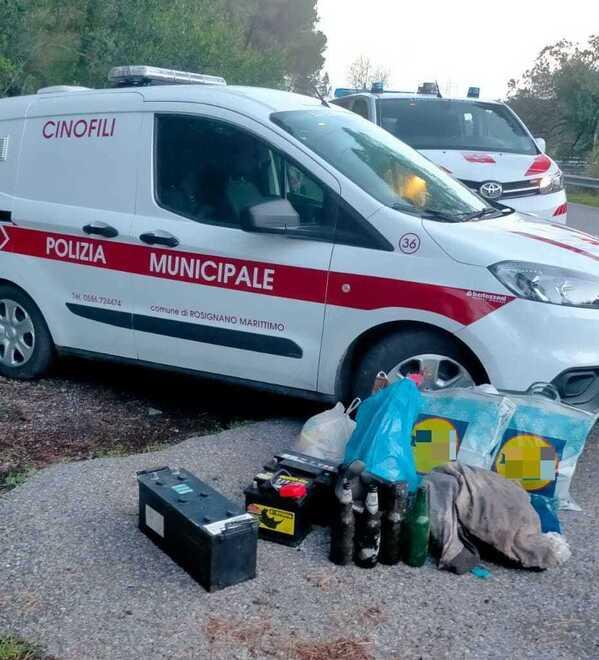 La polizia municipale durante le operazioni
