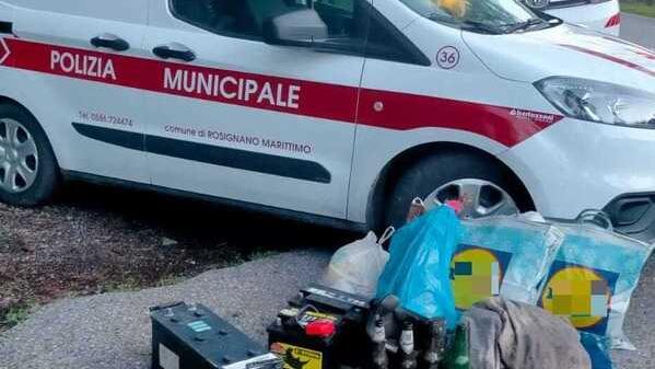 La polizia municipale durante le operazioni
