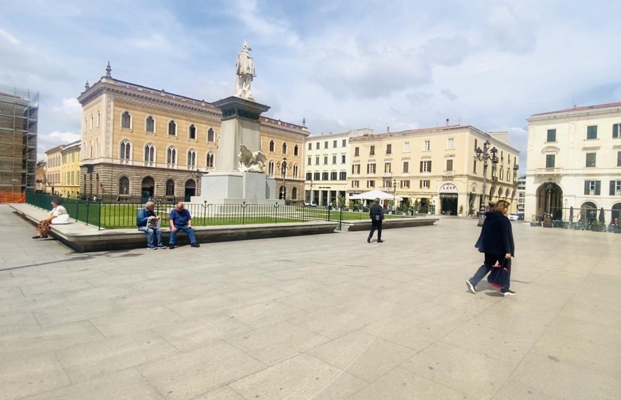 Sassari, serrande abbassate e grave crisi: i cittadini chiedono nuove opportunità e fiducia, ma molti giovanissimi non voteranno