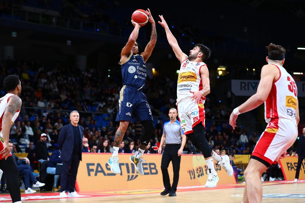 
	<strong>Matteo Tambone</strong> in difesa sul tiro di <strong>Breein Tyree </strong>nella scorsa stagione

