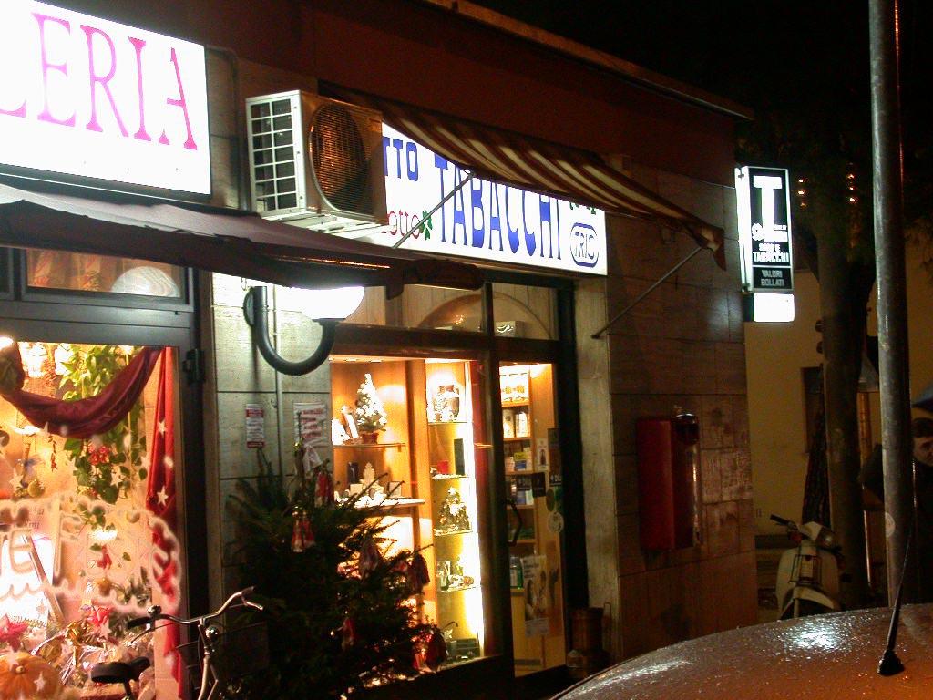 La tabaccheria di via Lorenzini, a Colline (foto d'archivio)