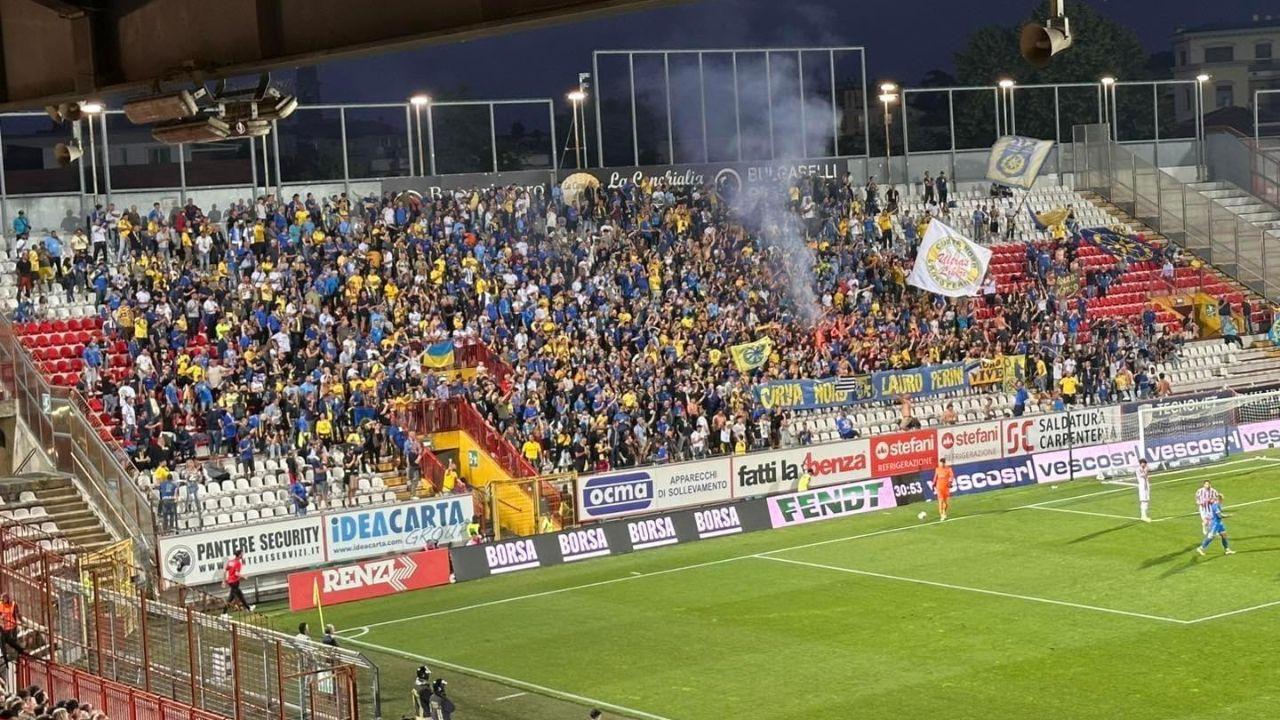 
	I tifosi della Carrarese nel settore ospiti (Foto: Fb Carrarese calcio)

