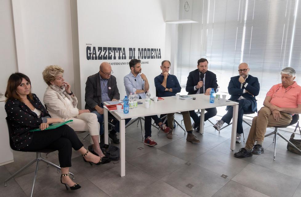 Modena, porta a porta bocciato da tutti i candidati: «Stop ai sacchetti»