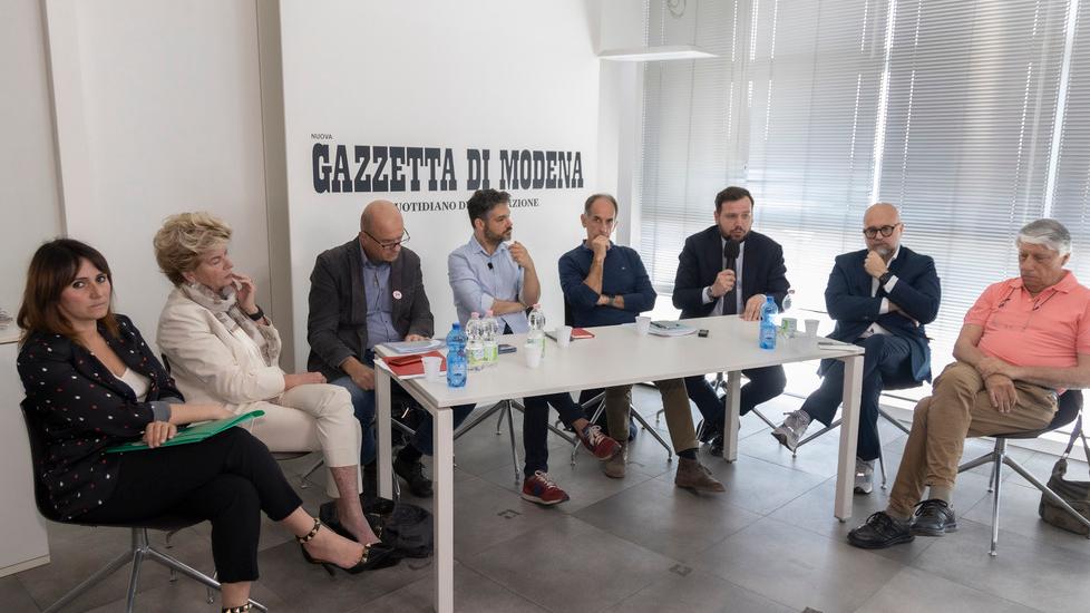 Modena, porta a porta bocciato da tutti i candidati: «Stop ai sacchetti»