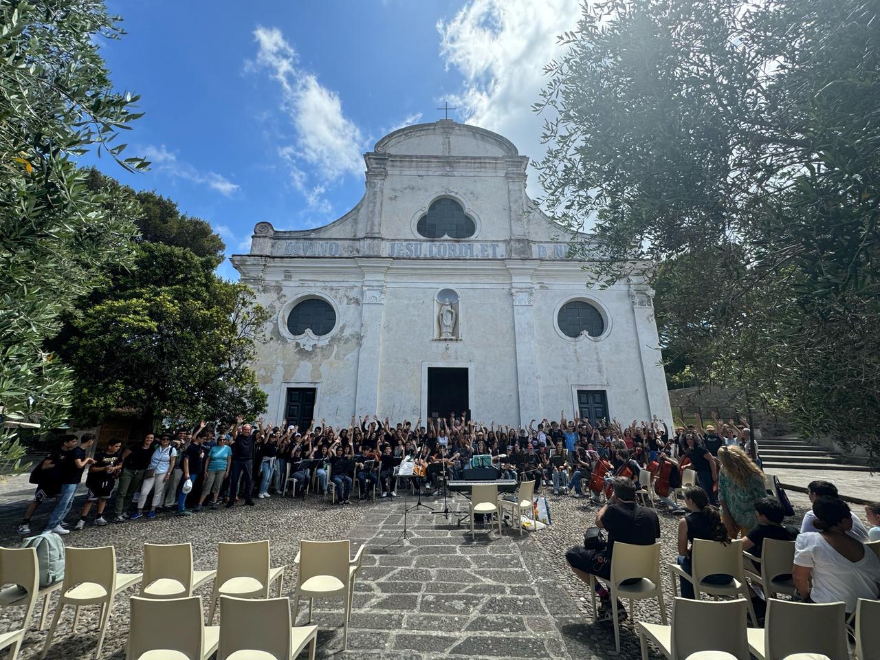 Livorno-Capraia, gli studenti delle Micali incontrano i loro compagni sull’isola
