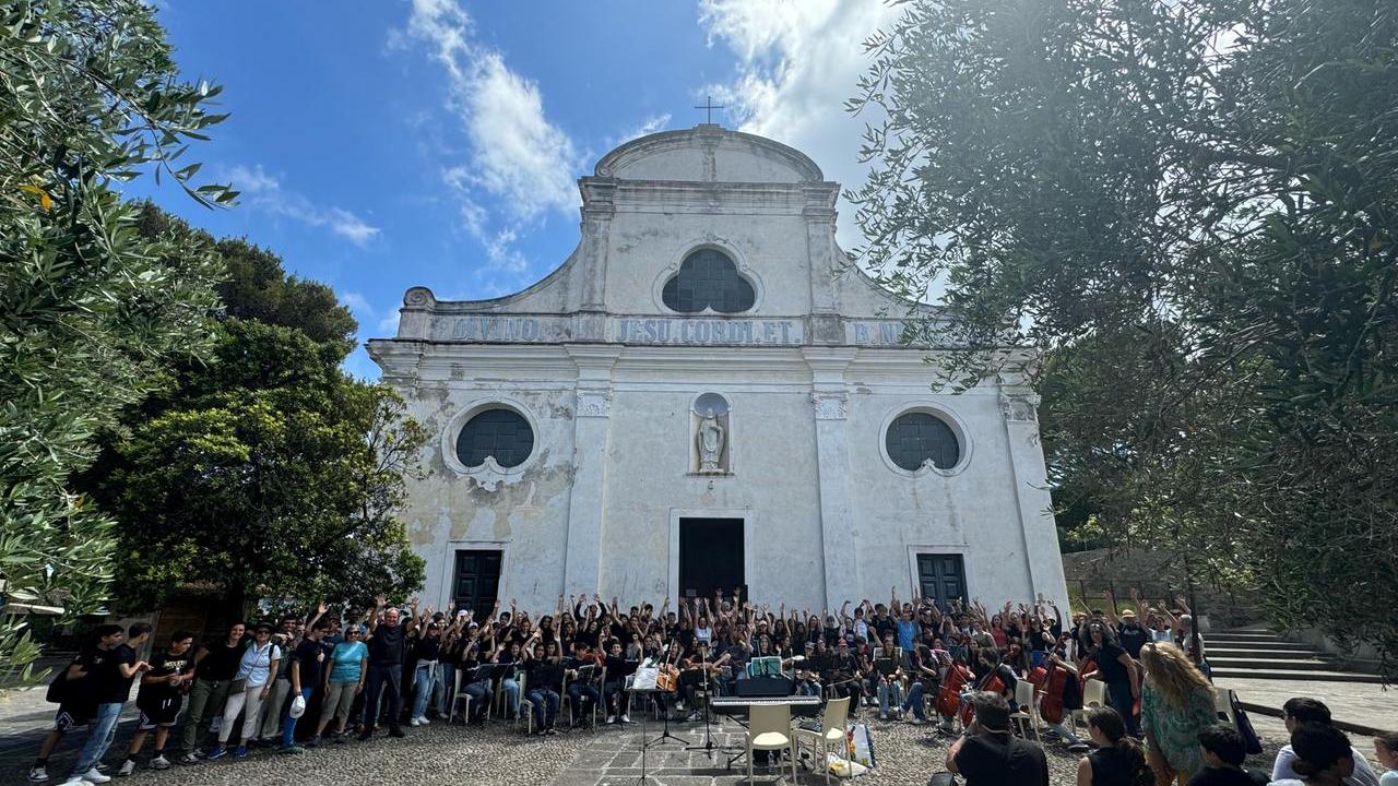 Livorno-Capraia, gli studenti delle Micali incontrano i loro compagni sull’isola
