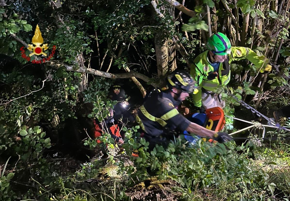 Vernio, anziana si perde nel bosco e viene recuperata dai vigili del fuoco
