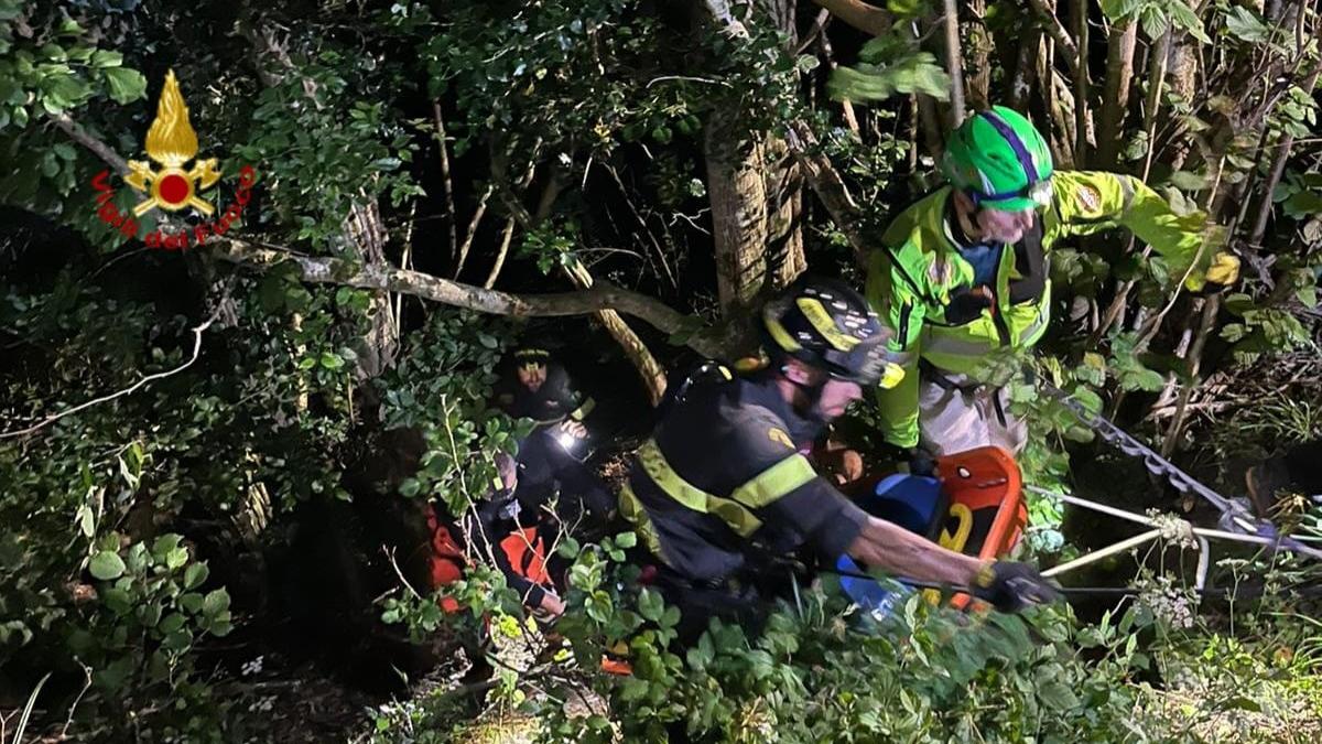 Vernio, anziana si perde nel bosco e viene recuperata dai vigili del fuoco
