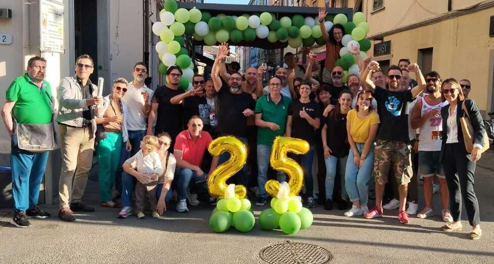 Foto di gruppo per la festa dei 25 anni di attività del bar L’Angolo