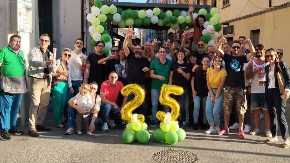 Foto di gruppo per la festa dei 25 anni di attività del bar L’Angolo
