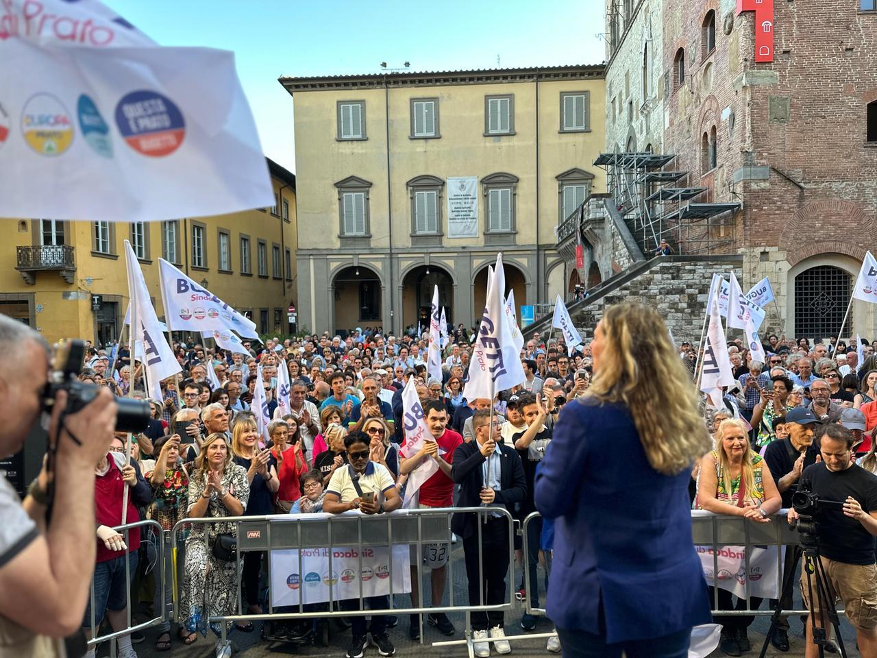 
	Il comizio di Ilaria Bugetti in piazza del Comune

