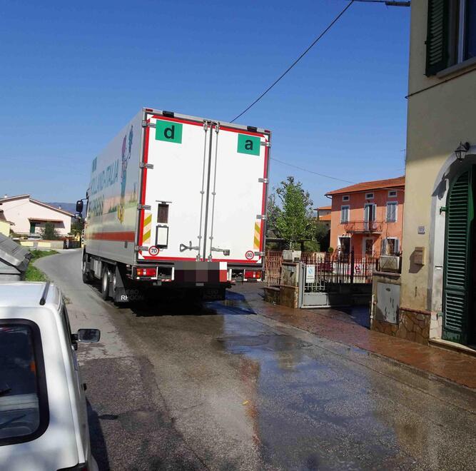 Pistoia, raccolte 200 firme alla Piuvica: la protesta della frazione «invasa dai tir»
