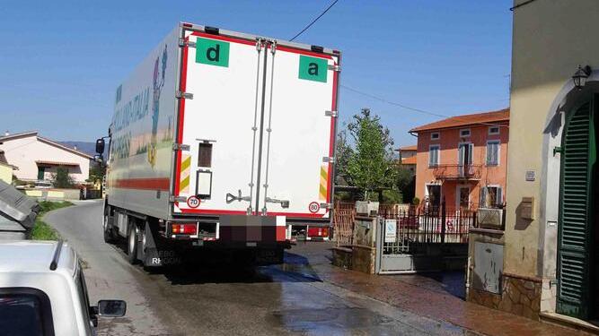 Pistoia, raccolte 200 firme alla Piuvica: la protesta della frazione «invasa dai tir»
