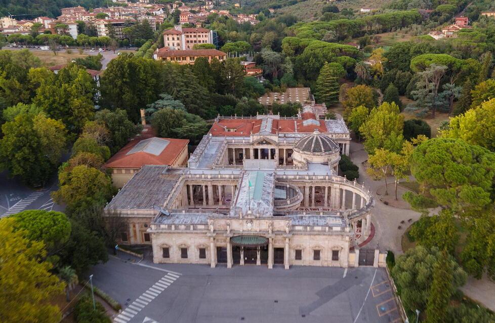 Nella foto di Nucci lo stabilimento simbolo di Montecatini, il Tettuccio
