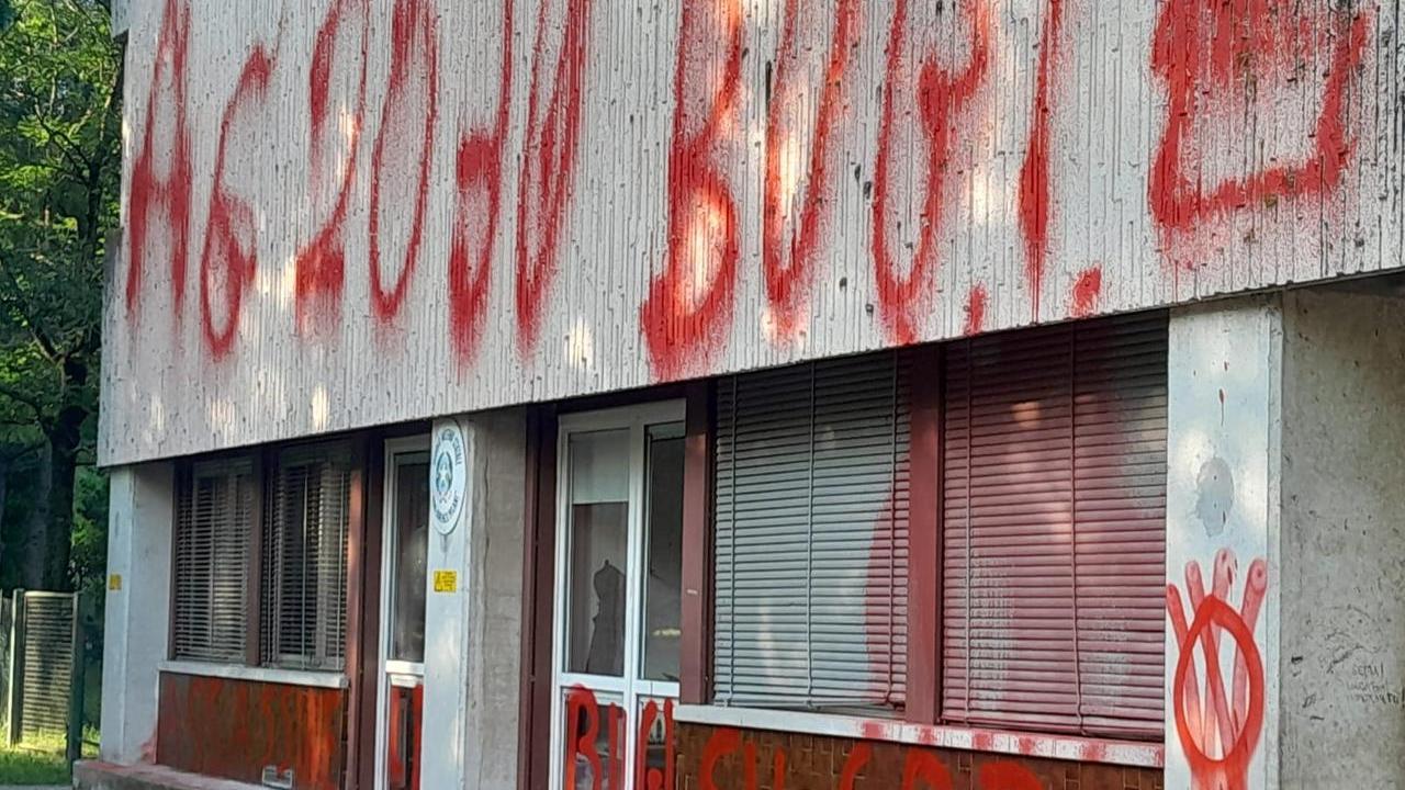 La scuola Don Milani imbrattata dai vandali: W rossa sulla facciata