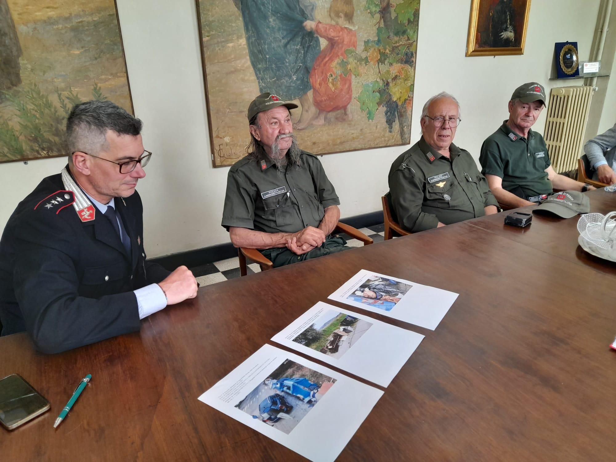 Il comandante della polizia municipale Fabrizio Natalini e tre delle sei Guardie ambientali volontarie pesciatine, con al centro il coordinatore Lionello Ducci