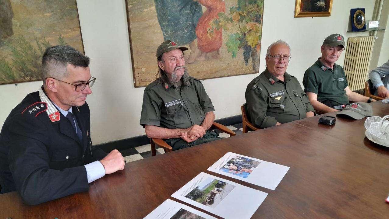 Il comandante della polizia municipale Fabrizio Natalini e tre delle sei Guardie ambientali volontarie pesciatine, con al centro il coordinatore Lionello Ducci
