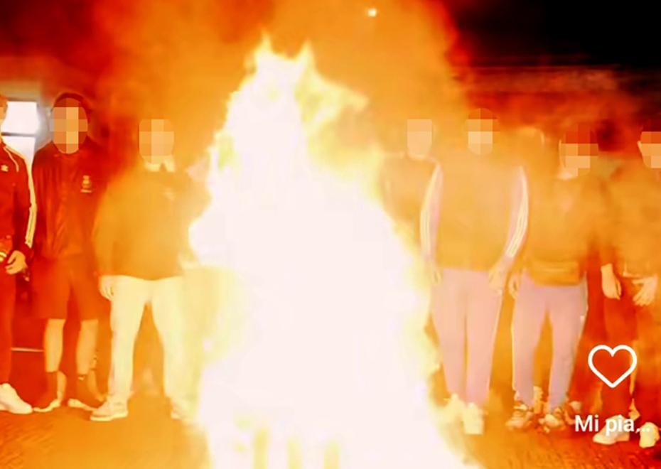 Un’immagine del video: fiamme in via del Pastore