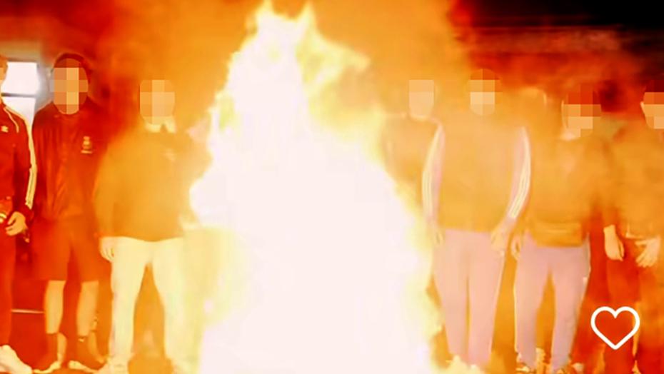 Un’immagine del video: fiamme in via del Pastore