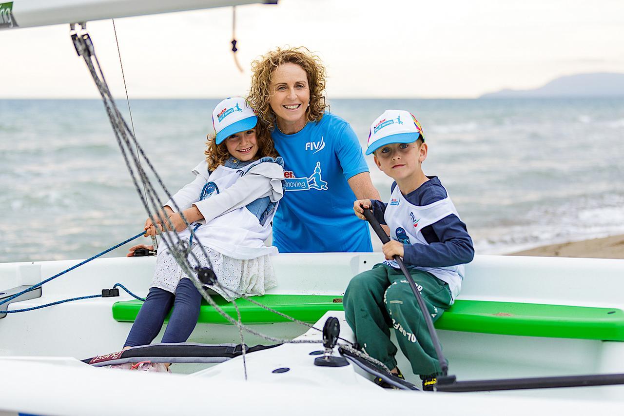 Alessandra Sensini con due bambini in una scorsa edizione dell’evento