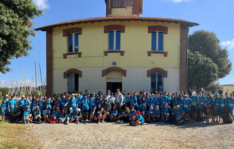Il maxi gruppo di studenti che ha preso parte alla splendida giornata di pulizia follonichese