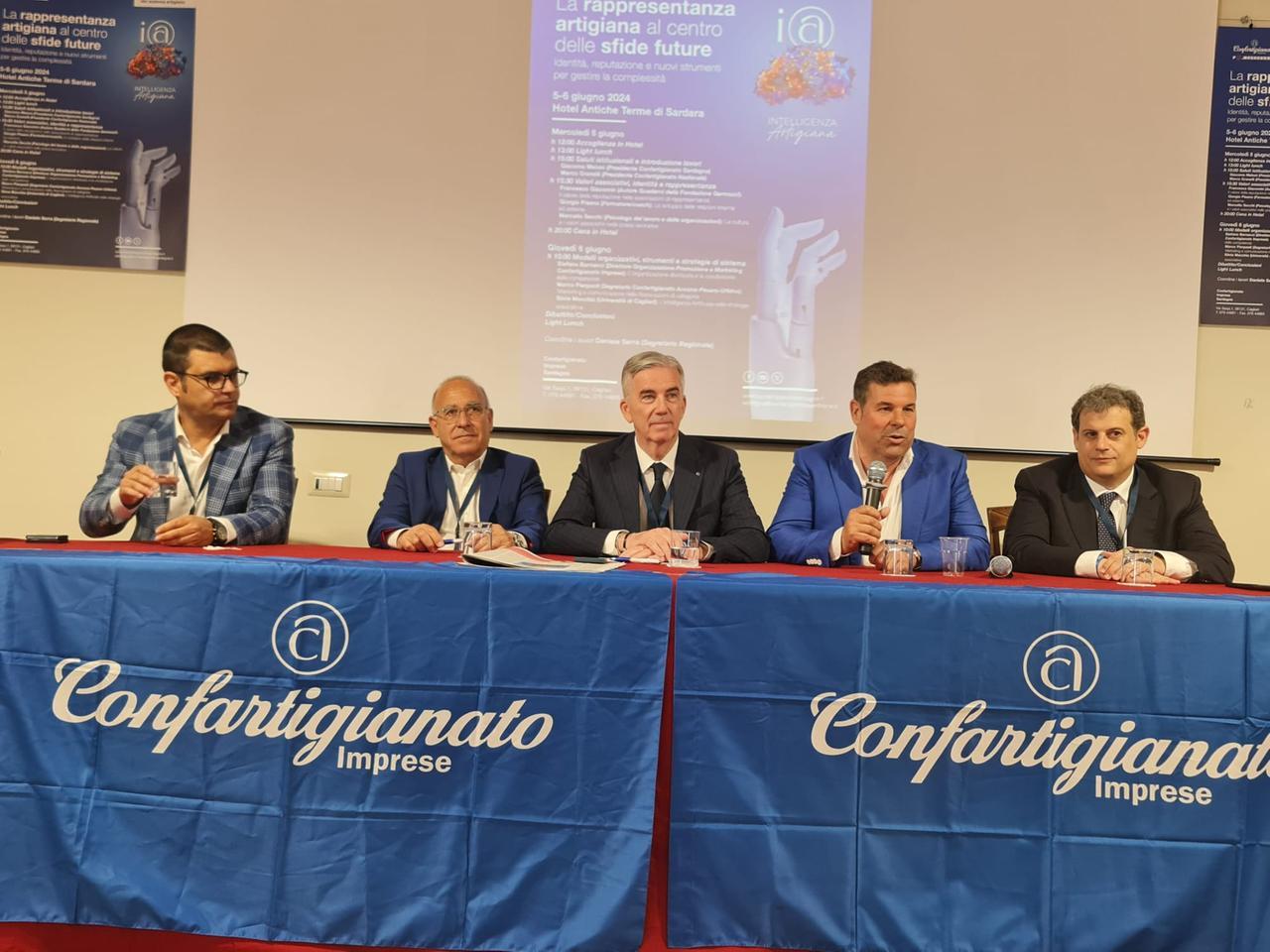
	Al centro del tavolo della convention il presidente nazionale Confartigianato Marco Granelli&nbsp;

