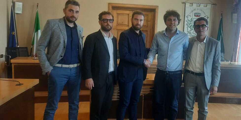 La nuova dirigenza neroverde Mazzetti è il secondo da destra. Al centro il sindaco Benesperi