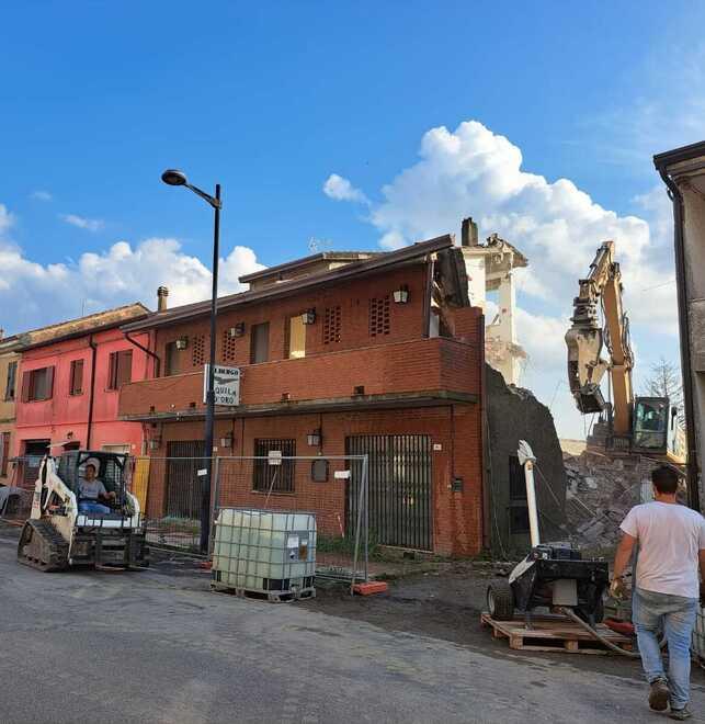 Codigoro, demolito l’ex hotel Aquila d’Oro: al suo posto un’area edificabile