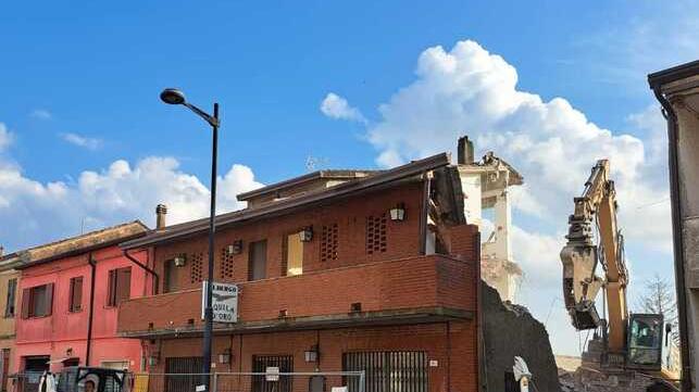 Codigoro, demolito l’ex hotel Aquila d’Oro: al suo posto un’area edificabile