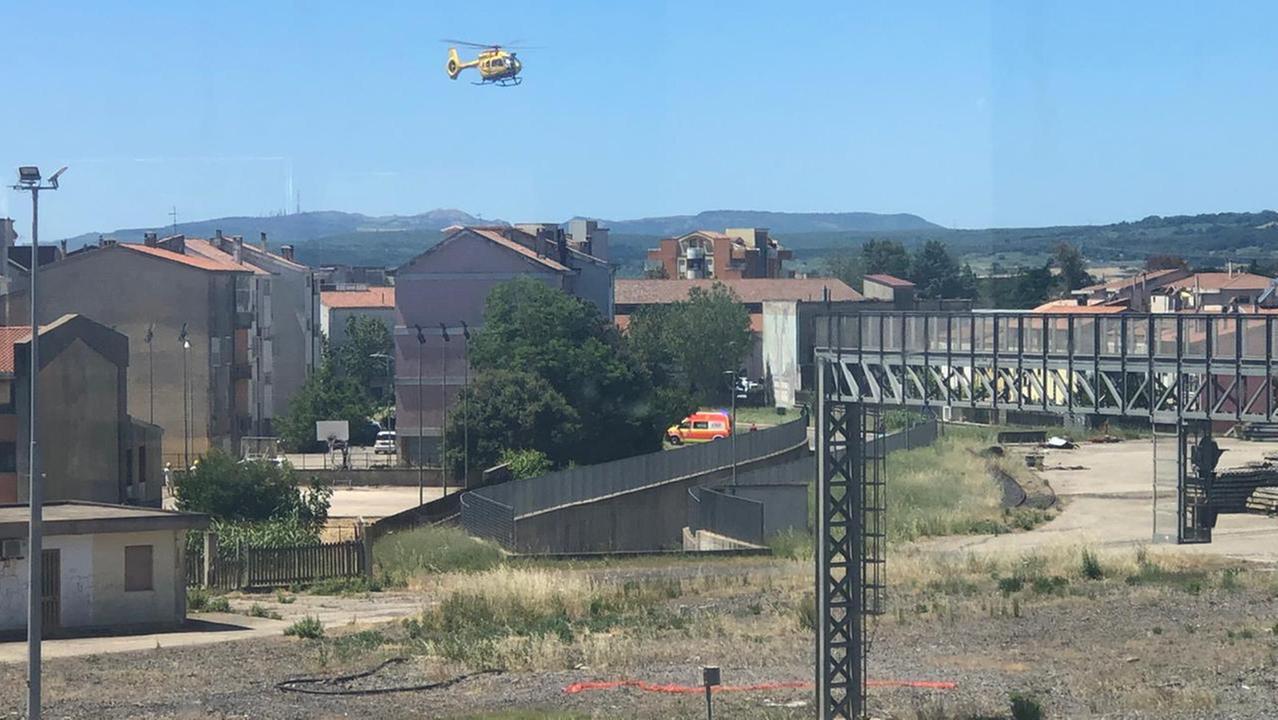 L'elisoccorso ripartito da Macomer dopo aver caricato l'operaio ferito 