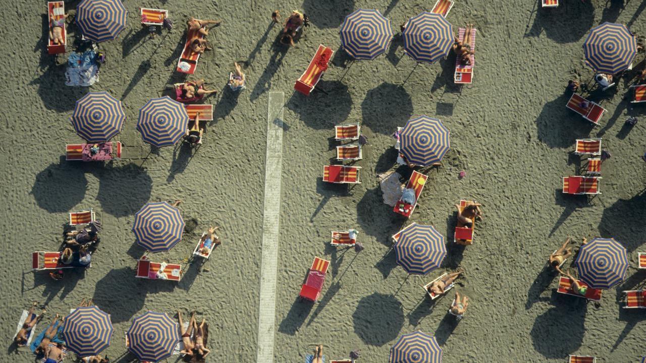 Prezzi delle spiagge, l’indagine di Altroconsumo: c’è anche Viareggio. Ecco quanto si spende per ombrellone e lettino