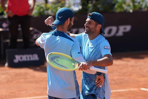 
	La coppia festeggia la vittoria

