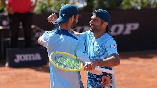 La coppia festeggia la vittoria