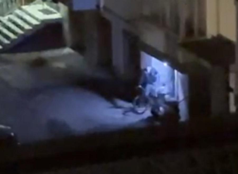 Il ladro ripreso da un vicino