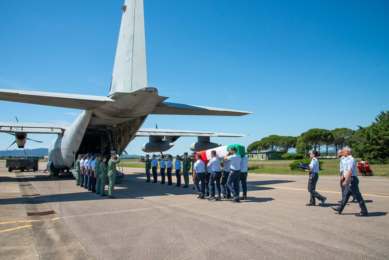 
	Il drappello accoglie&nbsp;le salme&nbsp;a bordo del C130-J diretto a Gioia del Colle

