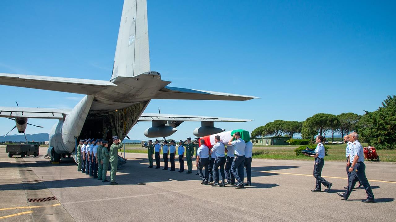 Il drappello accoglie le salme a bordo del C130-J diretto a Gioia del Colle