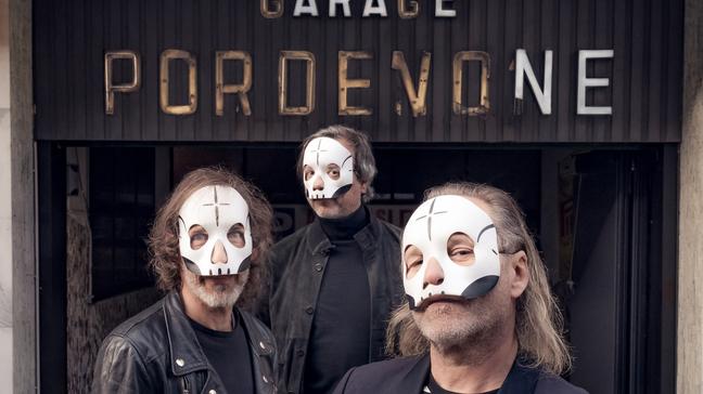 I Tre Allegri Ragazzi Morti in concerto a Sassari: «La maschera ci protegge dalla trasformazione in merce»