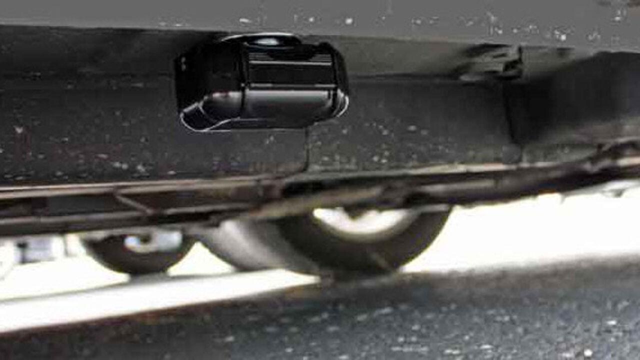 Prato, sessantenne accusato di stalking: ha piazzato un Gps sotto l’auto della ex