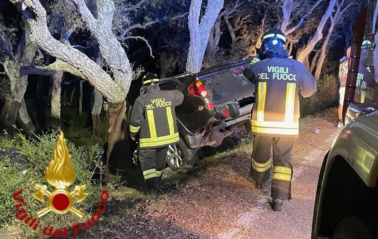 Schianto lungo la Monti-Berchidda, un pick-up centra un albero e il guidatore resta incastrato tra le lamiere