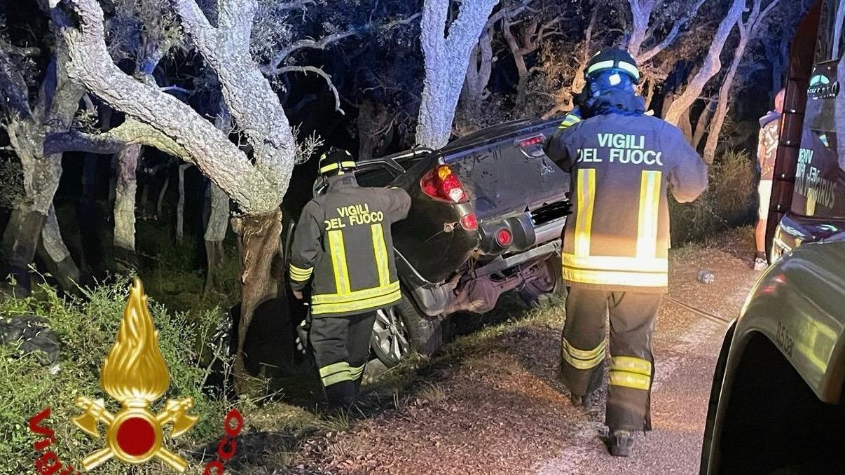 Schianto lungo la Monti-Berchidda, un pick-up centra un albero e il guidatore resta incastrato tra le lamiere