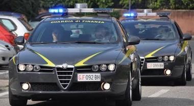 Prato, false fatture per pagare meno tasse: arrestati due carpentieri