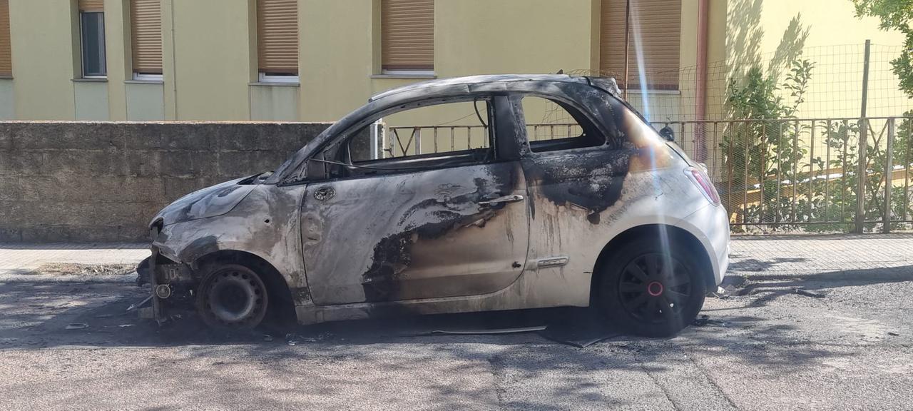 Attentato incendiario a Nuoro: bruciata un’auto parcheggiata in via Tridentina
