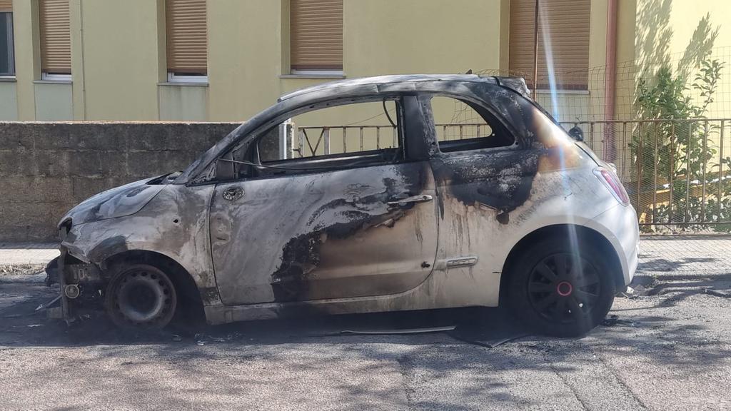 Attentato incendiario a Nuoro: bruciata un’auto parcheggiata in via Tridentina