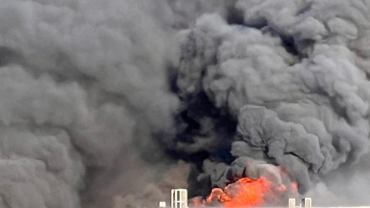 Cabras, le fiamme devastano nuovamente il capannone di Sa Marigosa