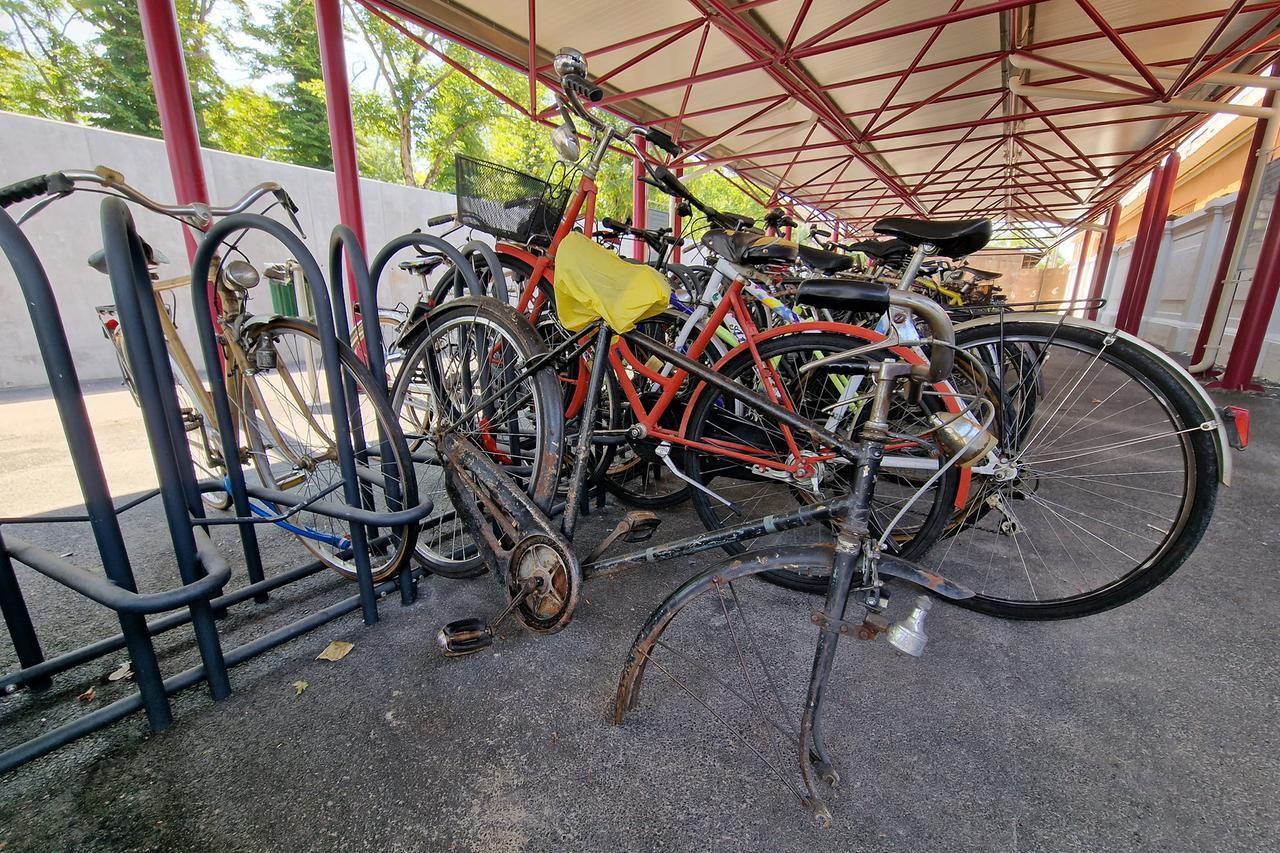 Furti a raffica nel deposito bici. Ferrara Tua: «Stiamo risolvendo»