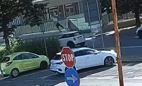 
	Il momento dell'impatto tra l'auto e il pedone

